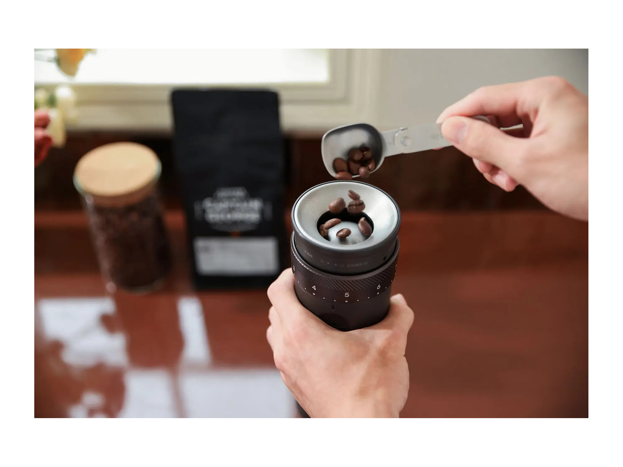 Portable battery-powered electric coffee grinder with 28 grind setting