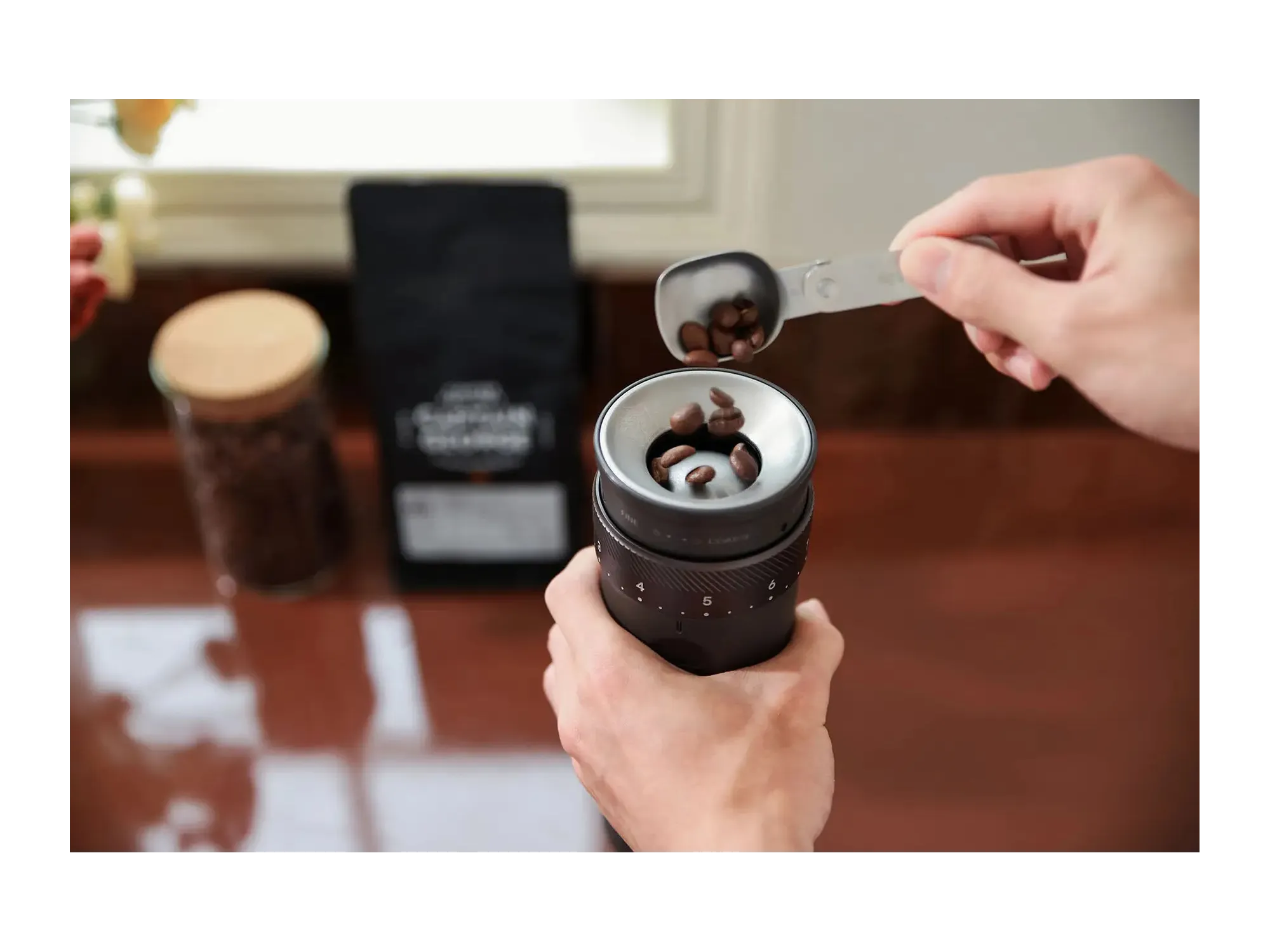 Portable battery-powered electric coffee grinder with 28 grind setting