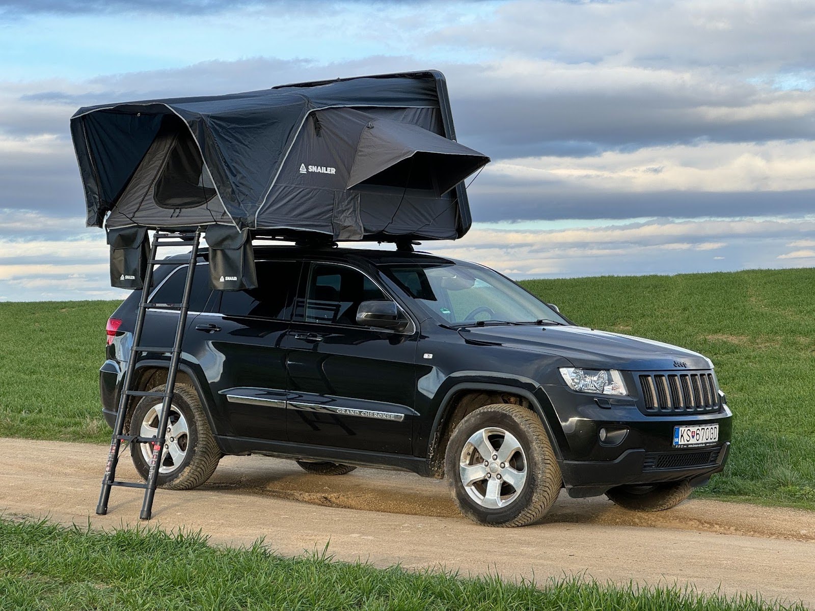 Bočne otvárací strešný stan (SNAILER Abis) namontovaný na Jeep Grand Cherokee