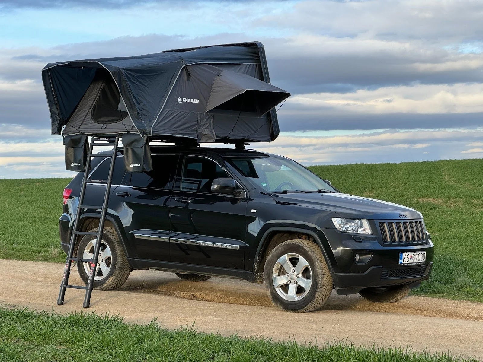 Bočne otvárací strešný stan (SNAILER Abis) namontovaný na Jeep Grand Cherokee