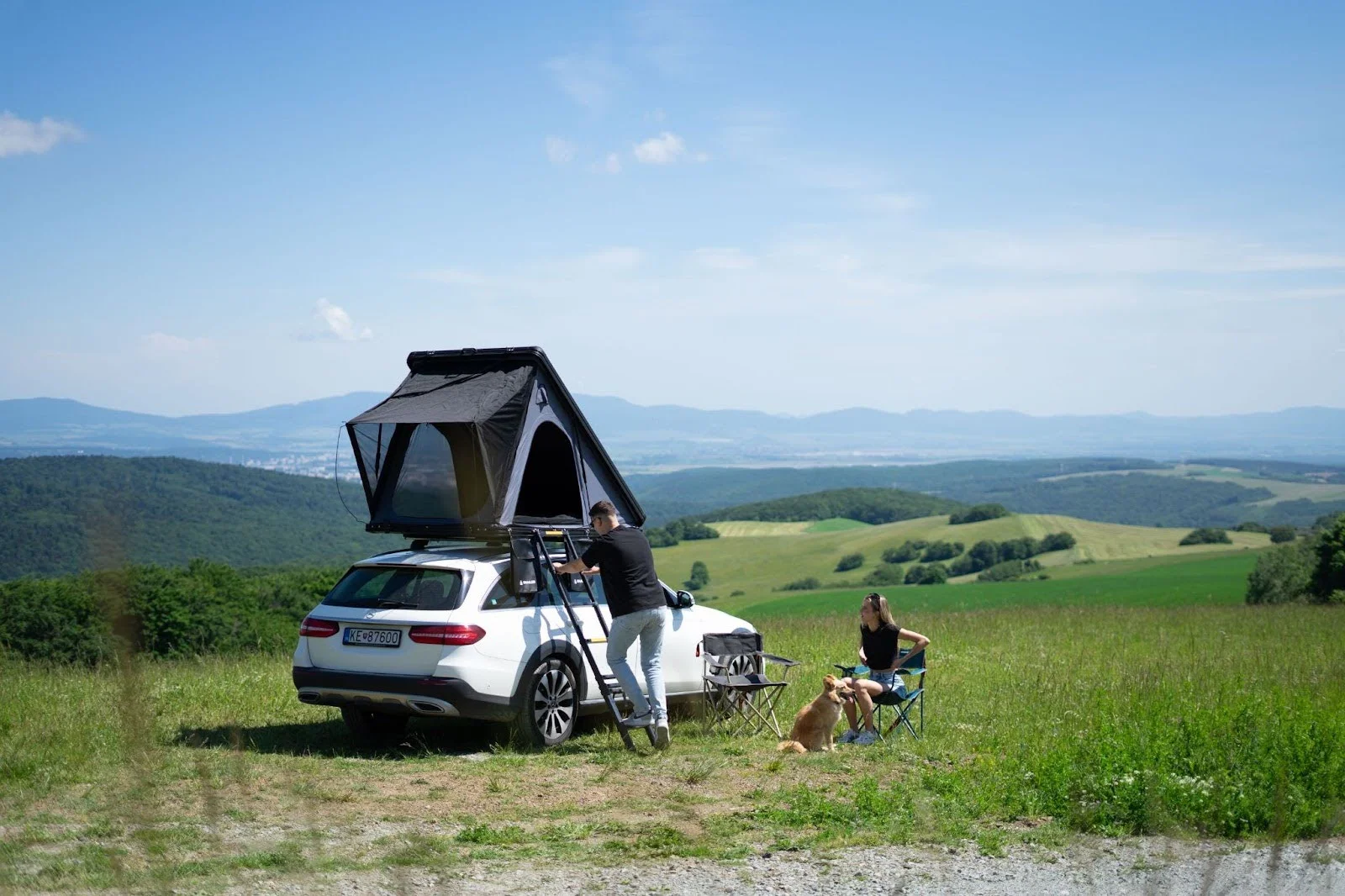 Strešný stan SNAILER Alduo rozložený na vozidle Mercedes E-class All-terrain v prírode východného Slovenska